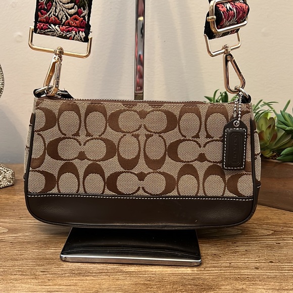 ✨Sold✨ Coach Brown Signature Print Bag With Replaced Guitar Crossbody Strap - Picture 2 of 15
